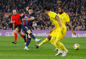 2-0. Robert Lewandoski marca el segundo gol con un potente disparo raso tras recibir en la frontal del conjunto amarillo.