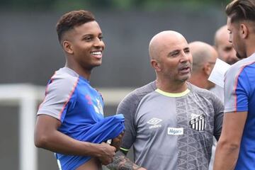 El jugador coincidió en el Santos con Jorge Sampaoli. El técnico argentino cogió las riendas del Santos tras no pasar de octavos dirigiendo a Argentina en el Mundial de Rusia de 2018.