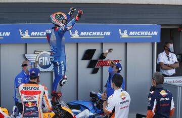 Gran remontada del piloto de Suzuki que salía décimo consiguiendo la victoria en el Gran Premio de Aragón. 