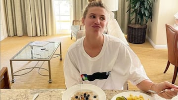 La tenista canadiense Genie Bouchard desayuna antes de un entrenamiento.