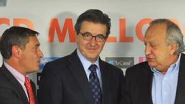 <b>CLADERA. </b>El presidente del Mallorca, ayer, en un acuerdo con la Caja de Ahorros del Mediterráneo.