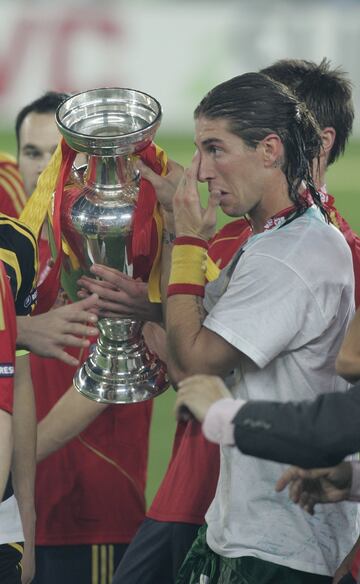 Capitán de la Selección española en la pasada edición de 2016, Sergio Ramos fue el nombre propio de los de Luis Enrique al no estar citado para este torneo. La ausencia de sevillano durante los seis primeros meses del año defendiendo la camiseta del Madrid hizo que el seleccionador decidiese no contar con él para este campeonato. Hasta entonces, el sevillano había acudido a las citas de 2008, 2012 y 2016, jugando un total de 15 encuentros (no marcó). Primero lo hizo como lateral derecho y luego como central. En el Madrid desde 2005 (suma 671 partidos y 101 goles), acaba contrato y no se sabe qué va a ser de su futuro...