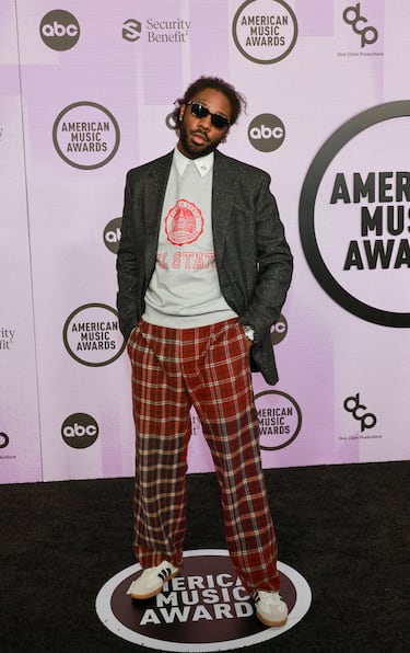 Brent Faiyaz en la alfombra antes del inicio de la entrega de premios. 