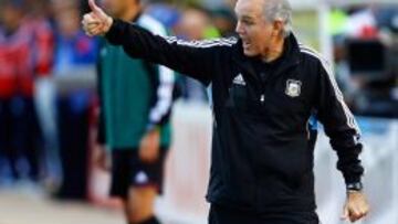 El entrenador de la selecci&oacute;n Argentina Alejandro Sabella dirige a su equipo ante Ecuador hoy, martes 11 de junio de 2013, durante un partido por las eliminatorias a la Copa Mundo de Brasil 2014 en el estadio Atahualpa en Quito (Ecuador).