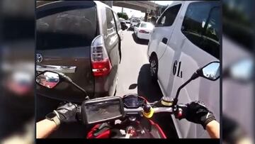 Momento en que el motociclista se percata de la puerta abierta de la camioneta