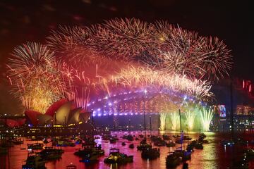 Fuegos artificiales iluminan la Casa de la ?pera de Sidney en Australia.