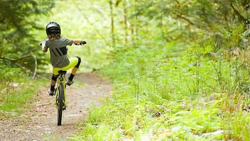 Jackson Goldstone montando en MTB en Squamish (Columbia Británica, Canadá).