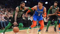 Irving y Westbrook luchan por un bal&oacute;n durante el partido de la pasada madrugada