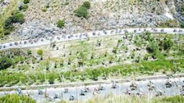 <b>A RODAR. </b>El pelotón del Giro empezó a rodar por las carreteras del sur de Italia. Ayer tuvieron que cubrir 208 km con bastante calor.