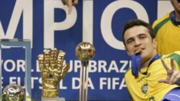 <b>BALÓN DE ORO.</b> El brasileño Falcão fue elegido como mejor jugador del Mundial de Fútbol Sala, conquistado hoy por Brasil al derrotar en los penaltis (4-3) a España, después de haber finalizado el partido y la prórroga con un empate a dos.