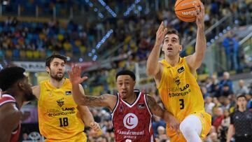 GRAFCAN9796. LAS PALMAS DE GRAN CANARIA, 22/12/2024.- Los jugadores del Dreamland Gran Canaria Jovan Kljajic (d) y Mikey Tobey (i) y el jugador del Casademont Zaragoza AJ Slaughter (c) durante el partido de la duodécima jornada de la Liga Endesa, que ambos equipos han jugado este domingo en el Gran Canaria Arena, en Las Palmas de Gran Canaria. EFE/Ángel Medina G.