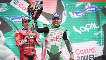 Johann Zarco celebra su victoria con Honda por delante de la Ducati de Marc Márquez en el GP de Francia de MotoGP.