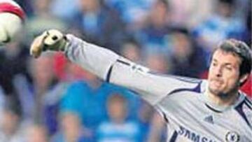 <b>RESERVAS. </b>Carlo Cudicini, en acción con el Chelsea.