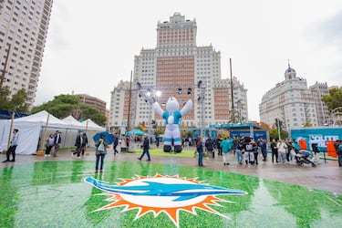 La Plaza de España de Madrid acoge la Fan Zone de los Miami Dolphins. 