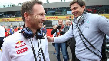 Christian Horner, jefe de Red Bull, charla con Toto Wolff, m&aacute;ximo responsable de Mercedes.