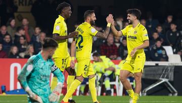 CARTAGENA (MURCIA), 03/01/2023.- El delantero del Villarreal José Luis Morales (2-d) celebra con sus compañeros tras marcar el tercer gol ante el FC Cartagena, durante el partido de dieciseisavos de final de Copa del Rey disputado este martes en el estadio Cartagonova. EFE/Marcial Guillén
