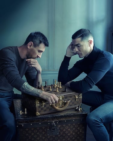 Foto de Lionel Messi y Cristiano Ronaldo jugando Ajedrez, publicidad de Louis Vuitton.