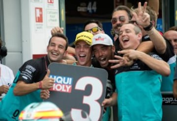 Johan Mir celebra el tercer puesto en Moto3.