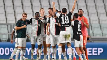 TURIN, ITALY - JULY 26: Juventus FC players celebrate after beating UC Sampdoria 2-0 to win the Serie A Championships after the Serie A match between Juventus and UC Sampdoria at Allianz Stadium on July 26, 2020 in Turin, Italy. (Photo by Valerio Penni