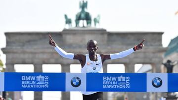El atleta keniano Eliud Kipchoge cruza la l&iacute;nea de meta tras ganar el marat&oacute;n de Berl&iacute;n 2018, en el que logr&oacute; una nueva plusmarca mundial en la distancia.