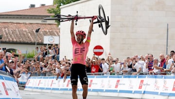 El ciclista del EF Education - Easypost celebra su victoria en la prueba en línea de los Campeonatos de Ciclismo de Italia.