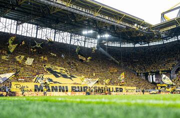 El estadio del Borussia de Dortmund, Signal Iduna Park, es uno de los feudos más famosos y con mayor ambiente de Europa. Situado en la ciudad de Dortmund, en el estado federado de Renania del Norte-Westfalia, al oeste de Alemania. Es el quinto estadio más grande de Europa, y el tercer hogar más grande de un club europeo de primer nivel después del Camp Nou y el Estadio Santiago Bernabéu.
