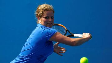 La tenista belga Kim Clijsters golpea una bola durante un entrenamiento en el Open de Australia 2016.