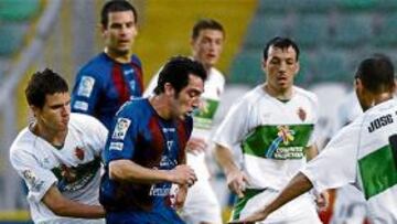 <b>SIN CHISPA. </b>Álvaro, Rubén y José Vega tratan de robarle el esférico a Lombraña, ayer en el Martínez Valero.