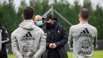 Eduardo Coudet conversa con sus futbolistas al inicio de su primer entrenamiento en A Madroa. 