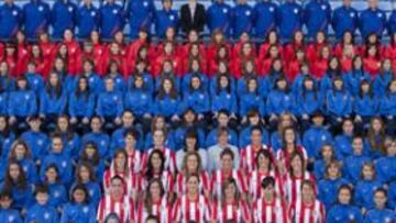 <b>FOTO DE FAMILIA. </b>Los equipos del Atlético Féminas posan en el Vicente Calderón. El club se siente contento con sus equipos de fútbol femenino.