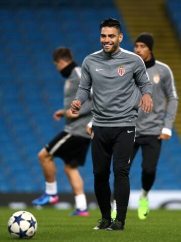 Falcao entrena en Manchester para el duelo de Champions