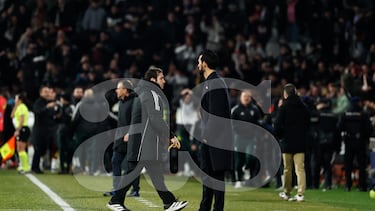 La cáscara de plátano es retirada del terreno de juego.