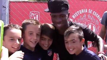 Canteranos del Atleti le pidieron fotos a Vinicius Jr. tras el derbi