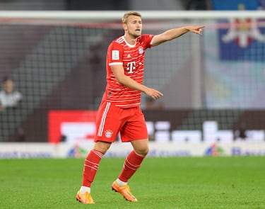 Matthijs De Ligt es un defensa central curtido de experiencia, que comenzó su trayectoria en el Ajax de Ámsterdam. Estuvo durante cuatro años vinculado al conjunto neerlandés. Ha ganado una Copa de los Países Bajos y una Eredivisie. En el año 2019 fichó por la Juventus, donde ha ganado una Serie A, la Supercopa de Italia y la Copa de Italia. Aun así, en la Serie A, De Ligt no estuvo del todo cómodo durante los tres años que estuvo en la Vecchia Signora, por lo que ahora tiene un nuevo reto en el Bayern de Múnich en la Bundesliga. Con el conjunto bávaro ya ha conquistado la Supercopa de Alemania frente al Lepizig. Tiene una gran gestión de la posesión, jugando el balón sin complicarse, efectuando pases en corto con sus compañeros para invitar al rival a que presione. También es una amenaza a balón parado. Un futbolista que quiere resarcirse de sus errores en la Juventus en esta nueva etapa en el Bayern de Múnich.