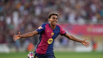BARCELONA, 24/08/2024.- El delantero del Barcelona Lamine Yamal celebra tras marcar ante el Athletic, durante el partido de Liga en Primera División que FC Barcelona y Athletic Club disputan este sábado en el Estadio Olímpico Lluis Companys. EFE/Alejandro García
