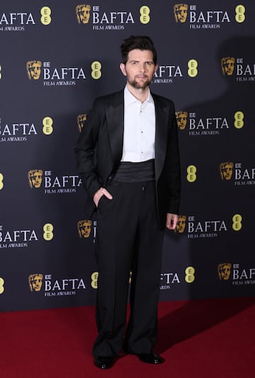 Adam Scott posa en la alfombra roja de los premios BAFTA 2025 celebrados en el Royal Festival Hall del Southbank Centre de Londres.