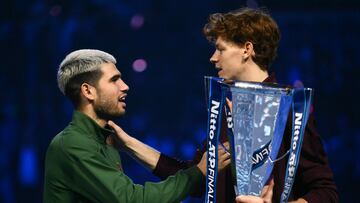 Carlos Alcaraz y Jannik Sinner conversan en la entrega de trofeos de las ATP Finals.