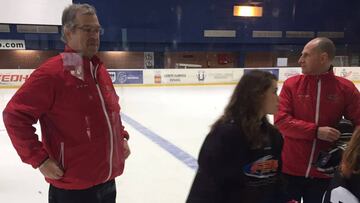 Christian Yngve supervisa un entrenamiento de la selecci&oacute;n espa&ntilde;ola de hockey hielo sub-18 en San Sebasti&aacute;n antes de los partidos de fase de clasificaci&oacute;n.