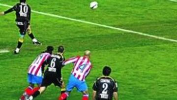 <b>EL PENALTI DE LA DISCORDIA. </b>Albín insistió en lanzar el penalti en el derbi y finalmente no lo marcó.