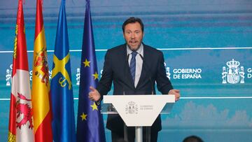 El ministro de Transportes y Movilidad Sostenible, Óscar Puente, realiza unas declaraciones tras el viaje inaugural de la alta velocidad de Madrid a Asturias, en la estación de Oviedo, a 29 de noviembre de 2023, en Oviedo, Asturias (España). La alta velocidad llega hoy a Asturias tras 19 años de obras y 4.000 millones de inversión. La duración del trayecto entre Madrid y Oviedo será de menos de tres horas y efectúa parada en Segovia, Valladolid, Palencia y León, ya en el Principado de Asturias en Pola de Lena, Mieres, Oviedo y finalmente en Gijón. La infraestructura que permite este nuevo hito en la historia ferroviaria de España será la nueva Variante de Pajares, un tramo de 50 kilómetros de longitud, de los que el 80% transcurren en túneles, y en el que han llegado a trabajar hasta 4.000 personas a la vez. Las obras comenzaron en 2004 y, pese a estar prevista su apertura en 2010, la complejidad geológica y morfológica del macizo montañoso que atraviesa ha provocado un retraso de hasta 13 años. De hecho, uno de los 12 túneles que tiene será de 25 kilómetros, convirtiéndose en el séptimo más largo del mundo.
29 NOVIEMBRE 2023;AVE;TREN;RUEDA DE PRENSA;INAUGURACIÓN
Jorge Peteiro / Europa Press
29/11/2023