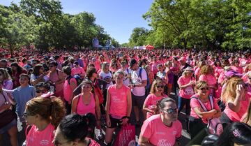 Una marea de 36.000 mujeres ha teñido este domingo de rosa las calles del centro de Madrid en la decimosexta edición de la Carrera de la Mujer para correr contra el cáncer, pero también contra la violencia de género y la discriminación. 