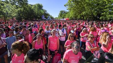 Una marea de 36.000 mujeres ha teñido este domingo de rosa las calles del centro de Madrid en la decimosexta edición de la Carrera de la Mujer para correr contra el cáncer, pero también contra la violencia de género y la discriminación. 