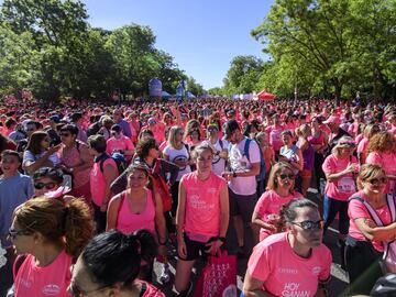 Una marea de 36.000 mujeres ha teñido este domingo de rosa las calles del centro de Madrid en la decimosexta edición de la Carrera de la Mujer para correr contra el cáncer, pero también contra la violencia de género y la discriminación. 