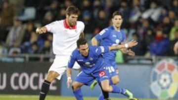 H&Aacute;BIL. Adri&aacute;n Colunga controla el bal&oacute;n ante el Sevilla.