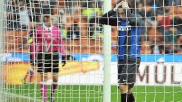 Diego Milito se lamenta por una ocasión fallada.