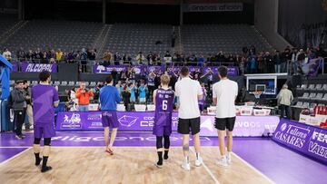 Jugadores del Zunder Palencia agradecen a la afición su apoyo ante el Baskonia.