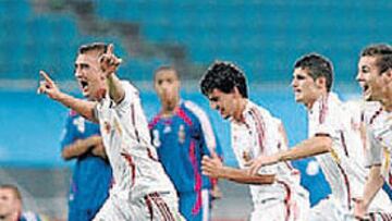 Los jugadores españoles celebran el gol.