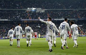 El delantero colombiano del Real Madrid James Rodríguez muestra su alegría tras marcar su segundo gol, el tercero del equipo ante el Sevilla