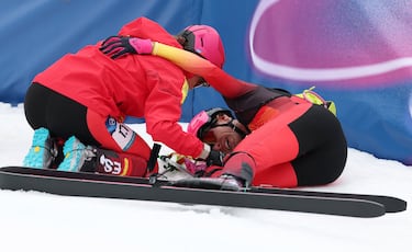 Ana Alonso corre hacia Oriol Cardona, exhausto tras terminar la carrera, y celebrar juntos que habían conseguido la medalla de bronce. Segunda medalla olímpica para estos dos esquiadores olímpicos.