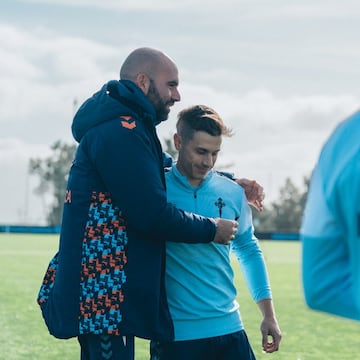 El entrenador Claudio Girldez abraza al futbolista Alfon Gonzlez durante un entrenamiento del Celta.